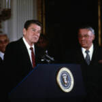 Frank Sinatra riceve dal Presidente degli Stati Uniti Ronald Reagan la Medal of Freedom.