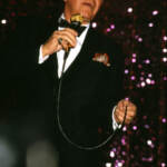 Frank Sinatra sul palco durante un concerto benefico per il Desert Hospital.