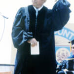 Frank Sinatra riceve la laurea ad honorem per le arti.