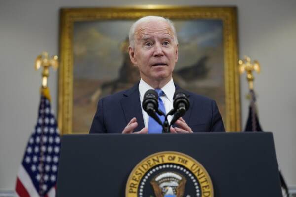 Joe Biden parla dell'attacco hacker al Colonial Pipeline, il più grande oleodotto Usa