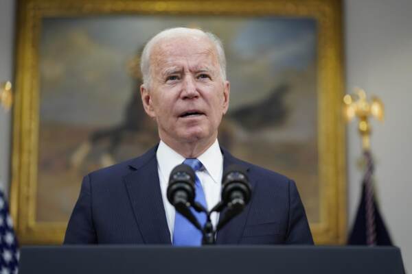 Joe Biden parla dell'attacco hacker al Colonial Pipeline, il più grande oleodotto Usa