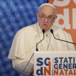 Stati Generali della Natalità, affondo del Papa: Donne costrette a nascondere pancione sul lavoro, vergogna