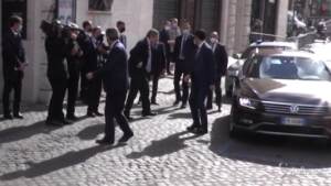Roma: Draghi sbadato, dimentica la mascherina ed è costretto a tornare in auto