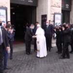 Stati Generali Natalità: l’arrivo del Papa, stretta di mano con Mario Draghi