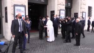 Stati Generali Natalità: l'arrivo del Papa, stretta di mano con Mario Draghi