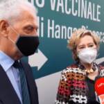 Vaccini, Moratti visita hub Hangar Bicocca: “Fino a 4mila dosi al giorno”