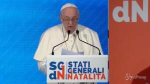 Papa: "Donne costrette a nascondere pancione al lavoro, una vergogna"