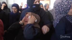 Famiglia uccisa in raid israeliano, disperazione ai funerali a Beit Lahiya
