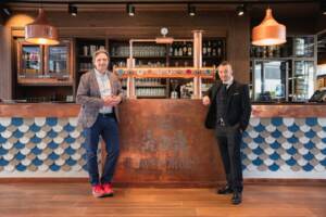 Gianni Ugolini e Pietro Nicastro al bancone del bar