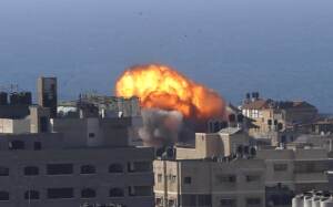 Attacco israeliano a Gaza con forze aeree