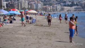Covid: in Spagna riaprono gli stabilimenti balneari, primi bagni e tintarelle