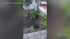 Maltempo a Napoli, voragine in strada al rione Sanità