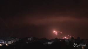 Medioriente, raid israeliani a Gaza nella notte: colpiti edifici e strade