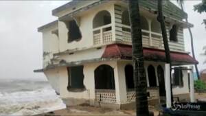Ciclone sull’India, morti e case spazzate via