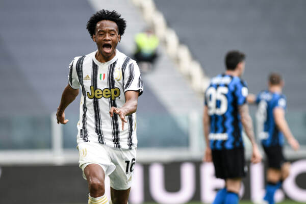 Lo juventino Cuadrado esulta dopo aver segnato un gol all'Inter