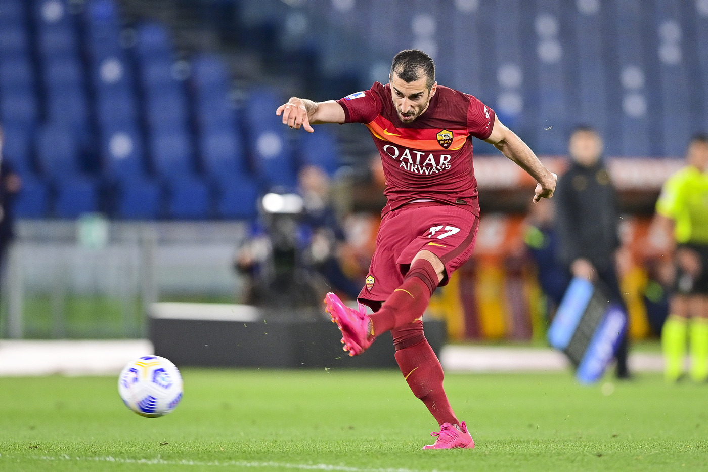 La Roma si prende il derby con Mkhitaryan e Pedro, la Lazio saluta Champions