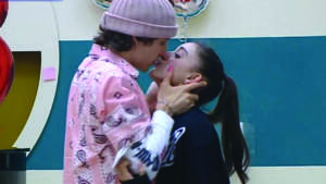 Il bacio tra Sangiovanni e Giulia