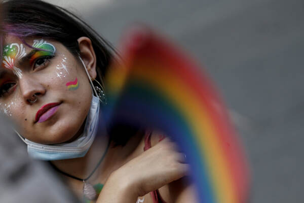 Manifestazione LGBTQ in favore della legge Zan che condanna l’omotransfobia