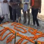 India, centinaia di cadaveri sepolti lungo le rive del Gange