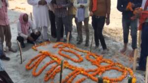 India, centinaia di cadaveri sepolti lungo le rive del Gange