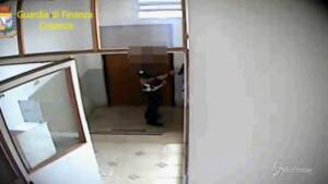 Cosenza, al centro commerciale o a casa in orario di lavoro: scoperto vigile