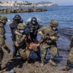 Ottomila migranti entrano a Ceuta dal Marocco: esercito spagnolo in spiaggia, tensione Rabat-Madrid