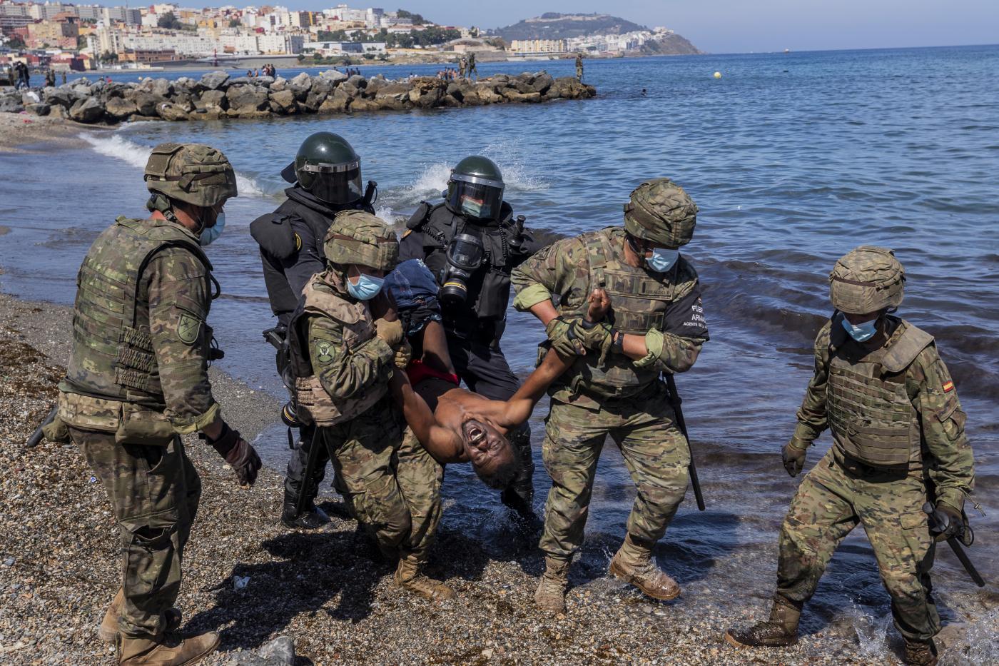 Ottomila migranti entrano a Ceuta dal Marocco: esercito spagnolo in spiaggia, tensione Rabat-Madrid