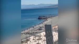migliaia di migranti arrivano a Ceuta in solo giorno