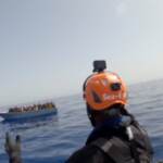 Migranti, la nave di Sea Eye soccorre 400 persone