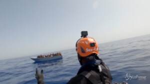 Migranti, la nave di Sea Eye soccorre 400 persone