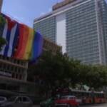 Gay Pride a Cuba, enorme bandiera Lgbt fuori dal Ministero della Salute