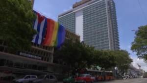 Gay Pride a Cuba, enorme bandiera Lgbt fuori dal Ministero della Salute