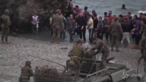 Migranti, emergenza sulle spiagge di Ceuta: Madrid schiera l’esercito