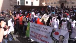 Protesta dei braccianti davanti a Montecitorio