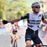 Giro d’Italia, Schmid vince a Montalcino. In rosa resta Bernal