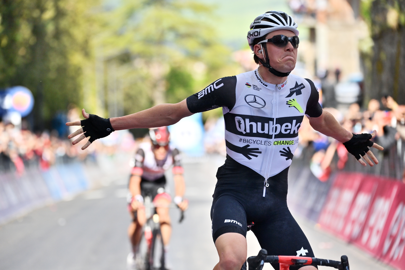 Giro d’Italia, Schmid vince a Montalcino. In rosa resta Bernal