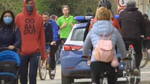 Immagini in strada di persone con mascherina