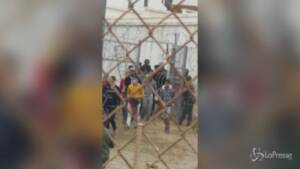 Ceuta, polizia marocchina apre i cancelli di confine: i migranti entrano in Spagna