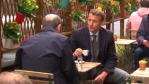 Riaperture in Francia, Macron e Castex prendono un caffè all’aperto