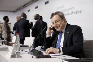 Mario Draghi al telefono a Parigi