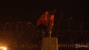 Il muro di confine con Ceuta di notte