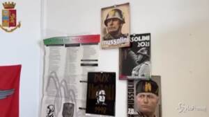 Poster e immagini di Mussolini appese