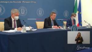 Covid, Draghi: “Continuate a usare la mascherina”
