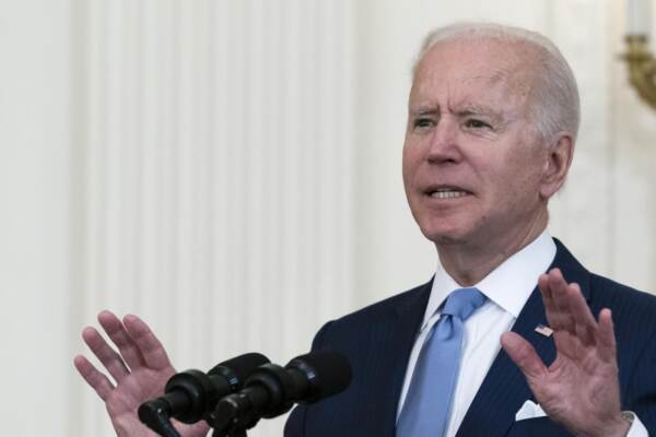 Biden assegna la medaglia d'onore al veterano della guerra di Corea Ralph Puckett