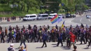 Persone in marcia al pride di Kiev