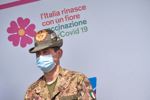 Vaccini, Figliuolo: "Aumentare gradualmente il coinvolgimento dei medici"