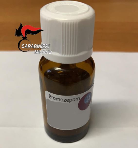 Milano, imprenditore farmaceutico droga, violenta e fotografa 21enne: arrestato