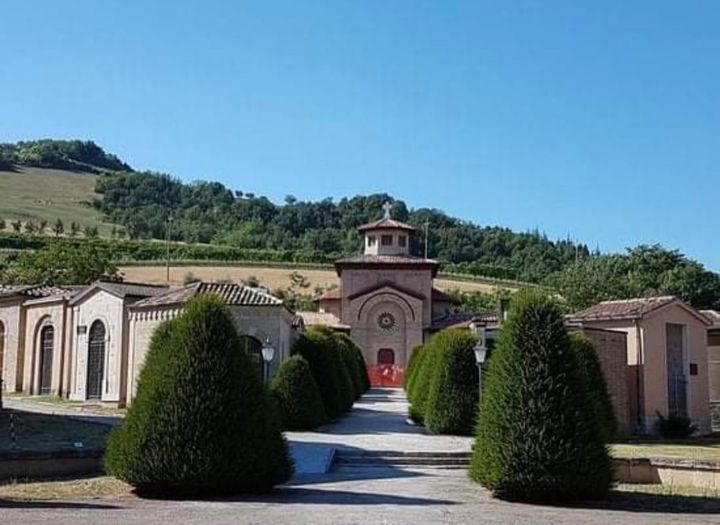 Saluti romani e ‘presente’, a Predappio i neofascisti ricordano la marcia su Roma: identificati in trenta Saluti romani e ‘presente’, a Predappio i neofascisti ricordano la marcia su Roma: identificati in trenta