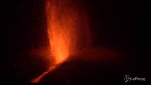 Nuova eruzione dell’Etna, le esplosioni sono spettacolari