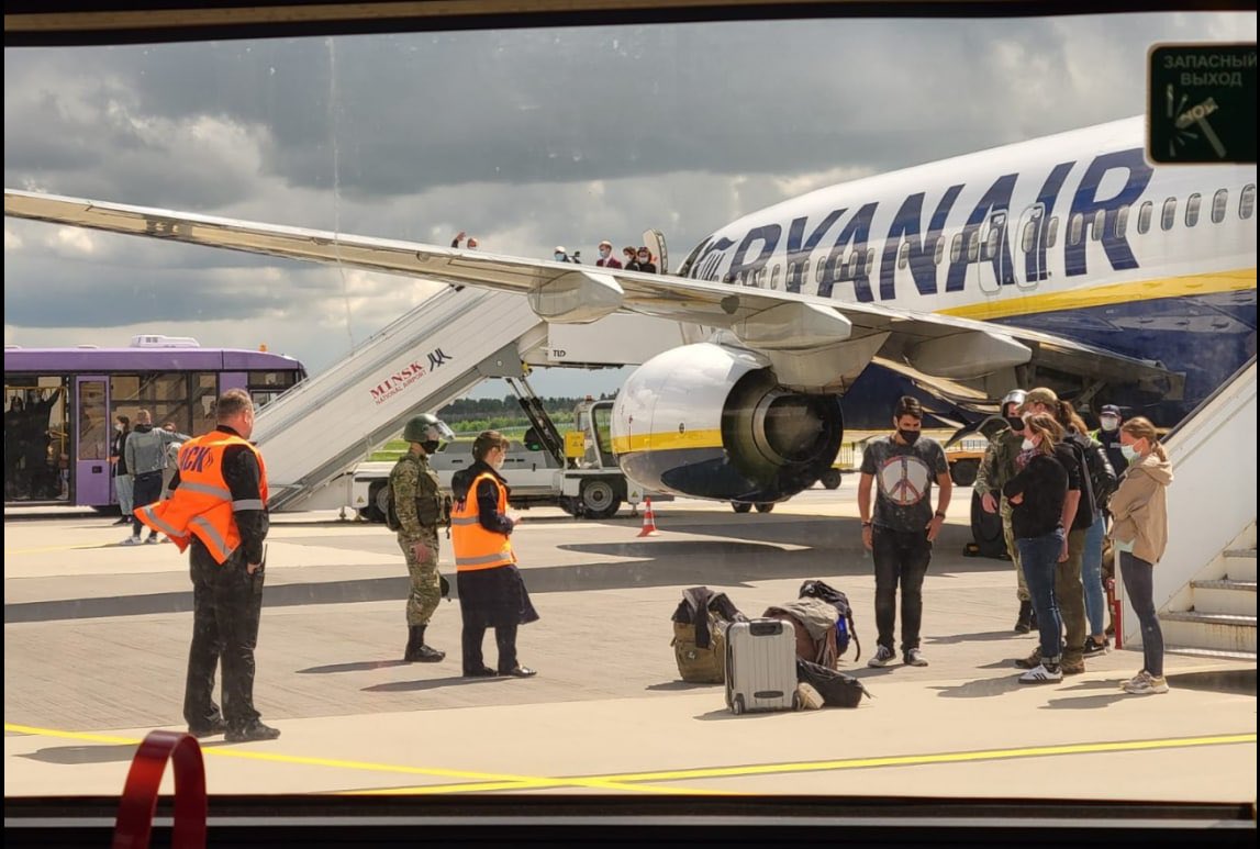 Bielorussia, volo Ryanair dirottato ‘per arrestare blogger’. L’Ue contro Lukashenko Bielorussia, volo Ryanair dirottato ‘per arrestare blogger’. L’Ue contro Lukashenko